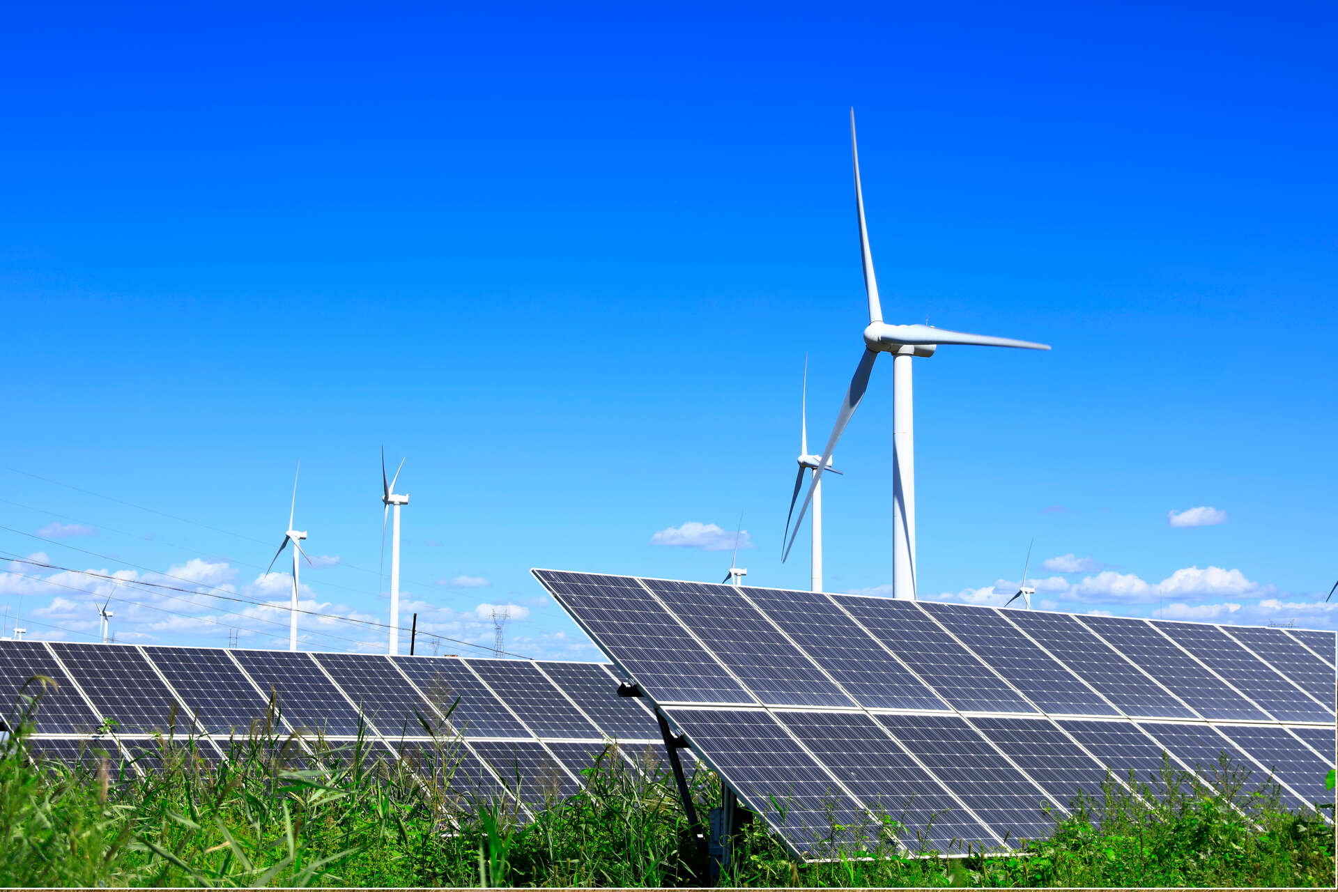 Paneles de placas solares y molinos eólicos